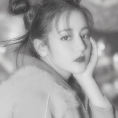 迪丽热巴背影女头