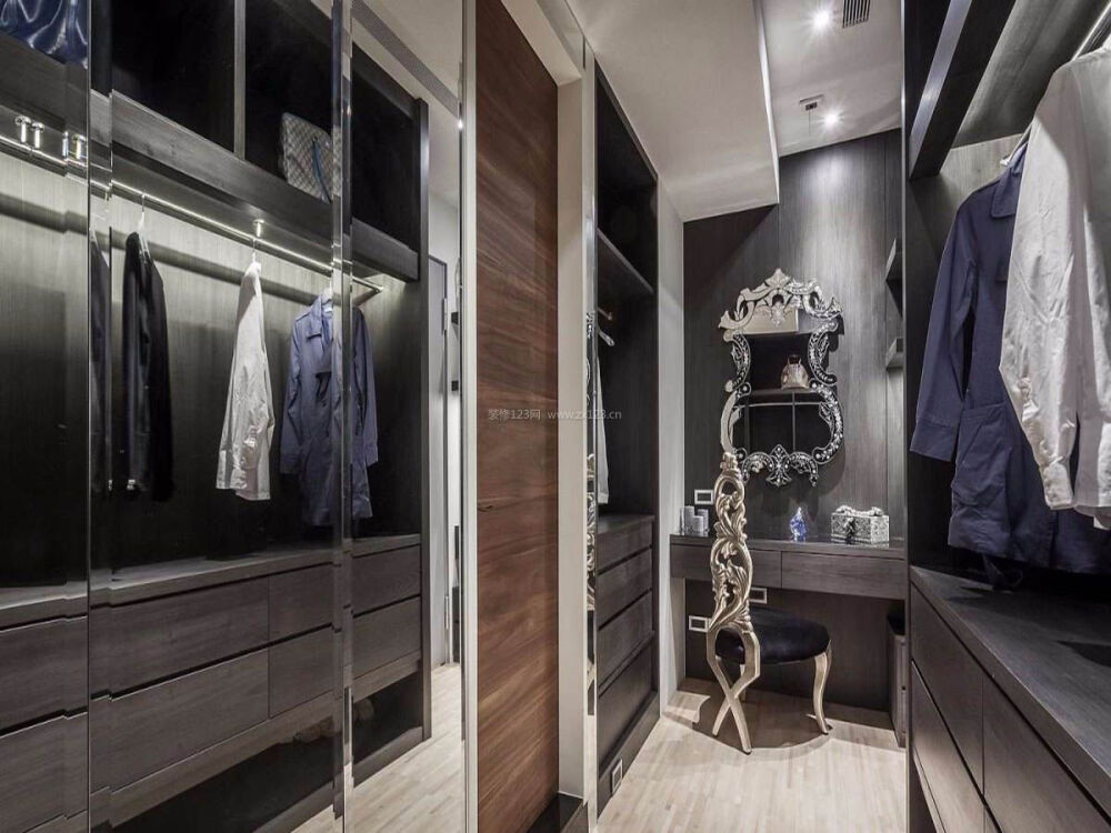 卧室长方形衣帽间内部简单设计图