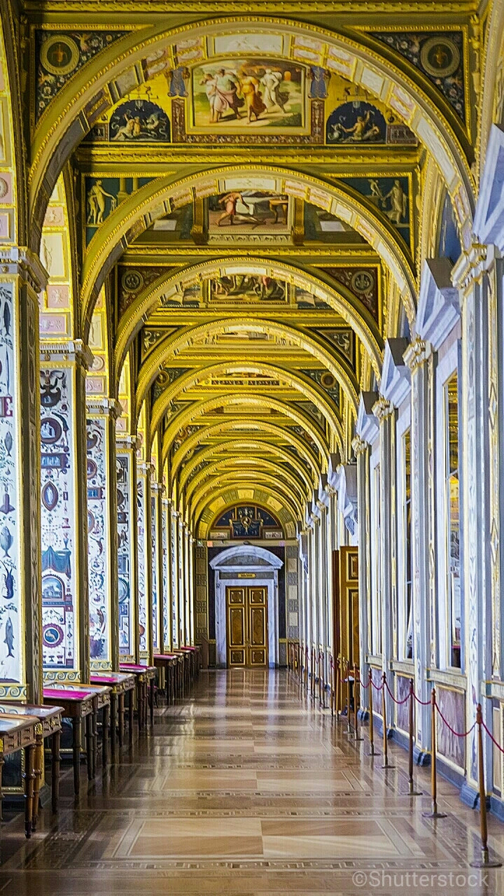 都让画师临摹在这个走廊上,其中一部分绘画仿效了梵蒂冈宫殿里的壁画