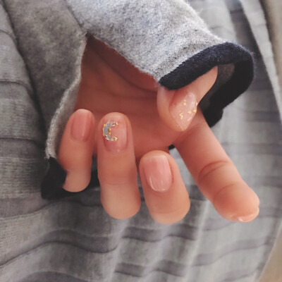 小月亮美甲 简单喜欢再拍一次 @mxe