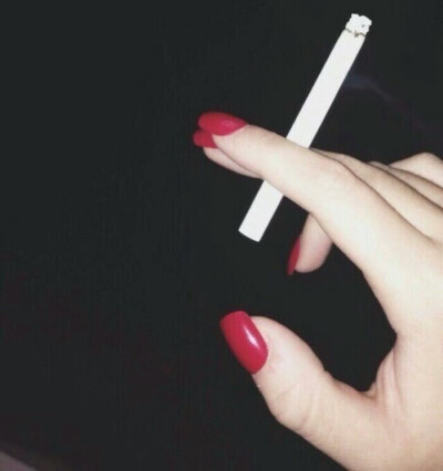 烟酒在手的悲伤照片图片