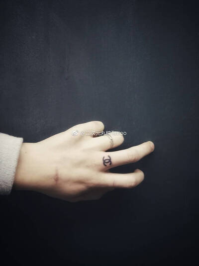 香奈儿纹身手指头图片