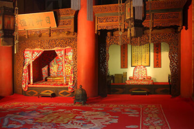来自江南的精工织绣,一百个天真烂漫的儿童,称作百子被,以象征皇帝