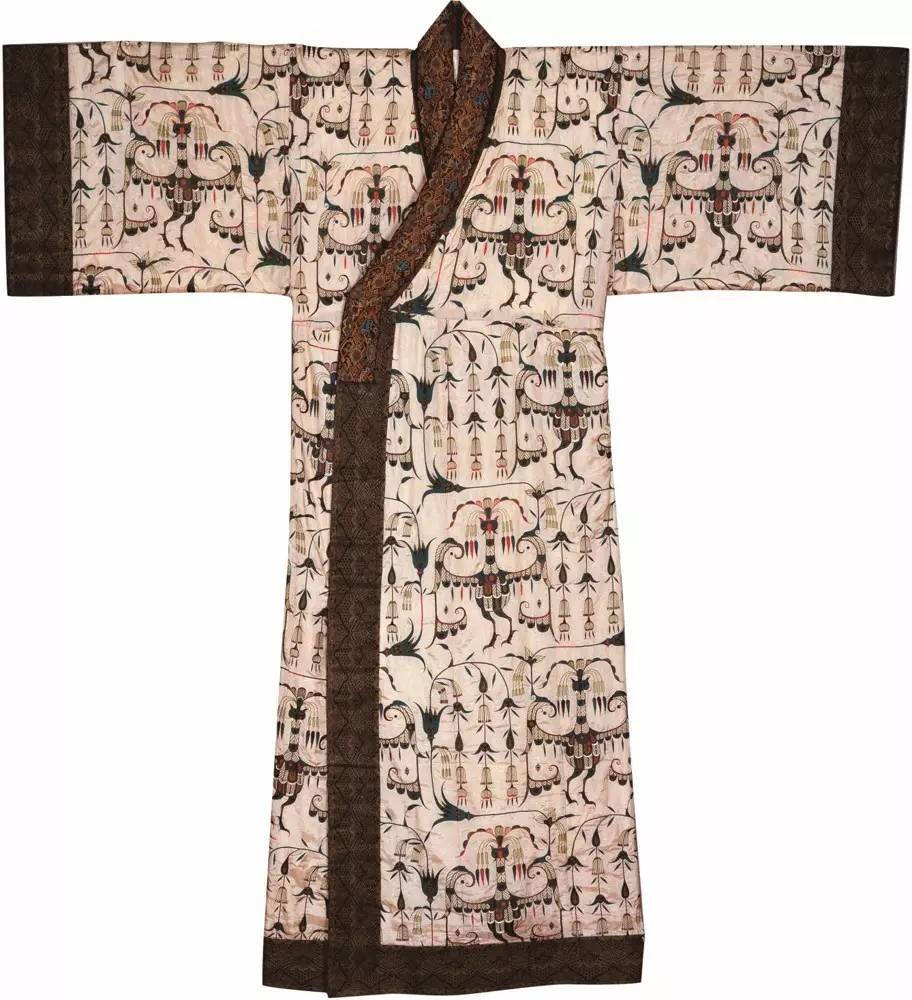考古人员用了6年时间,复原了1982年湖北荆州马山楚墓出土的这件衣物