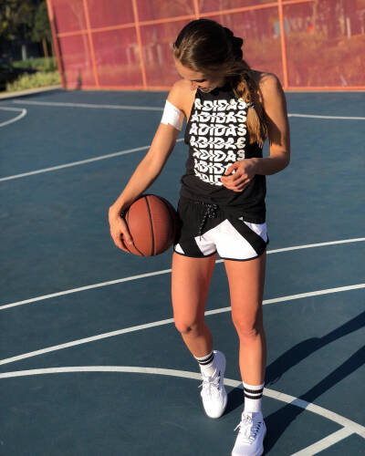 篮球封面女生图片