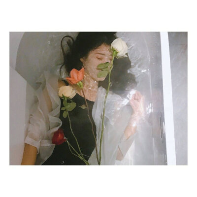 女生头像 水 散发 唯美 鲜花 闭眼 白边