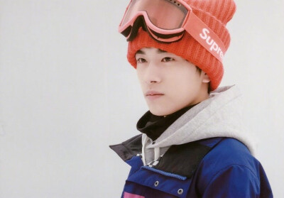 易烊千玺滑雪冠军图片