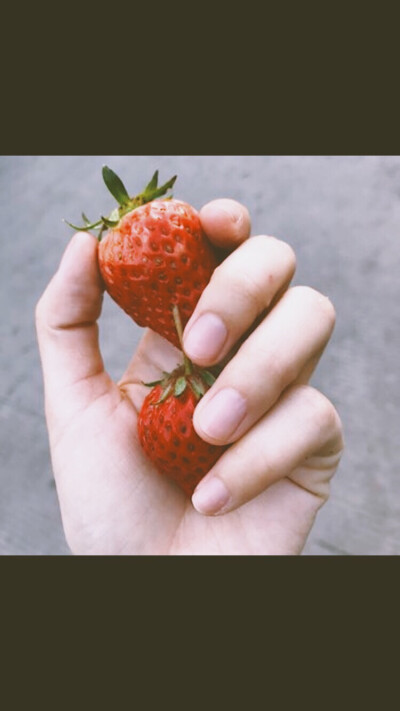 吃草莓的皮卡丘