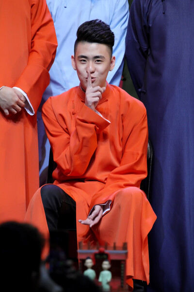 收集   点赞  评论  张云雷 0 15 梦留离  发布到  蓝色天空 图片