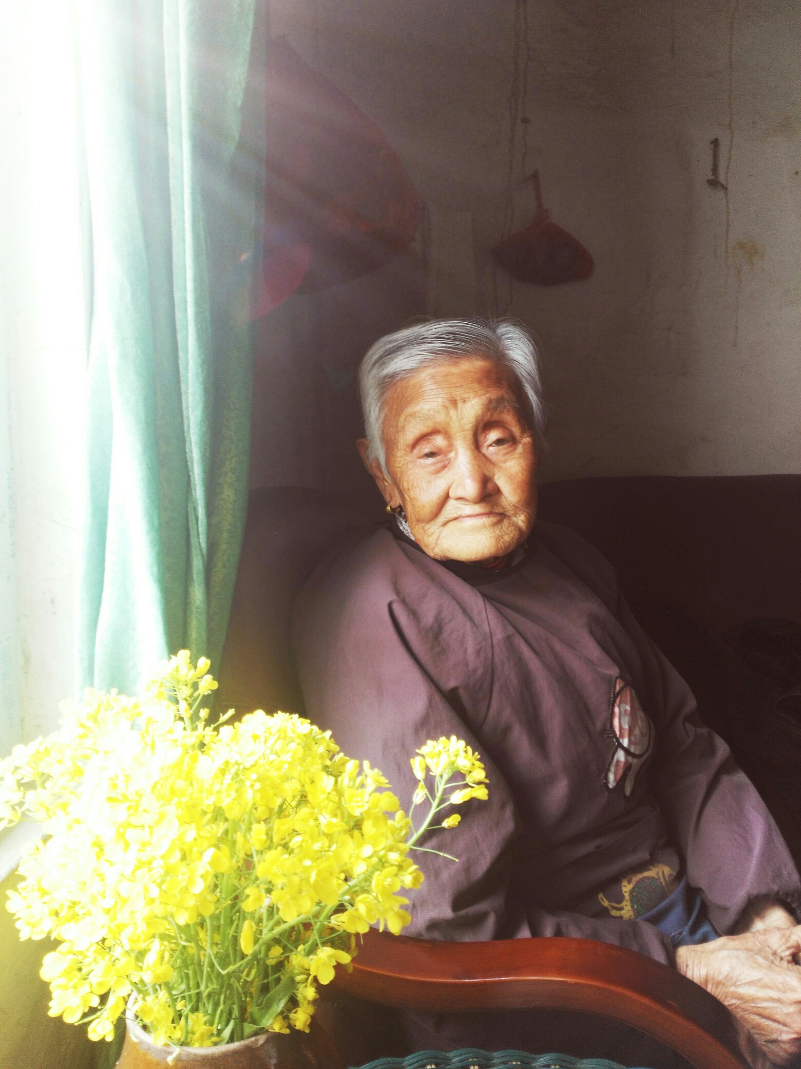 奶奶给孙女发压岁钱-蓝牛仔影像-中国原创广告影像素材