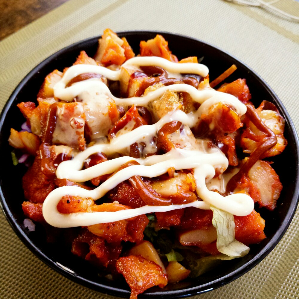 吃过很多次还是很喜欢吃的拌饭,脆皮鸡块 特制沙拉酱 特制番茄酱,搅拌