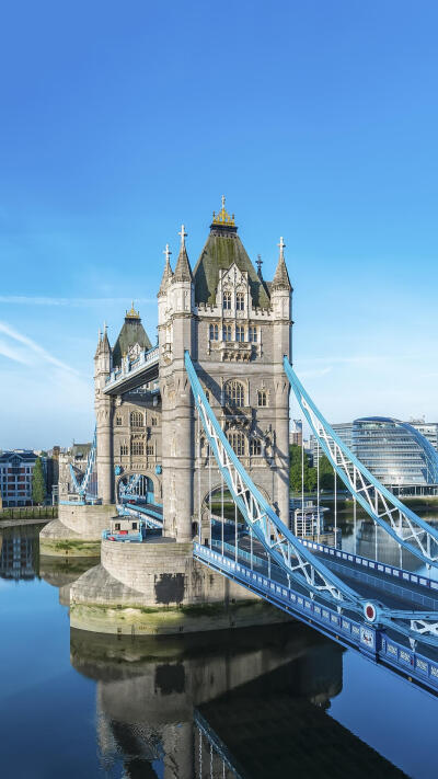 伦敦塔桥是一座上开悬索桥,位于英国伦敦,横跨泰晤士河,俊美古朴.