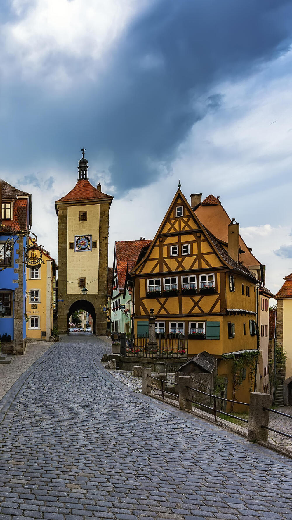 罗腾堡德国巴伐利亚最出名的小镇,有中世纪明珠的美称,小城里石巷