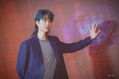 180414 桑屿南蔷发布会 #uniq王一博##王一博创造101# cr:logo