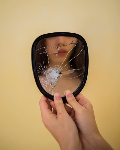 镜子碎了伤感图片图片