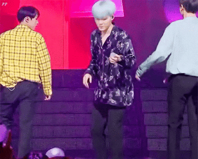 suga 闵玧其 bts 防弹少年团 彩排时的丢麦是这样的