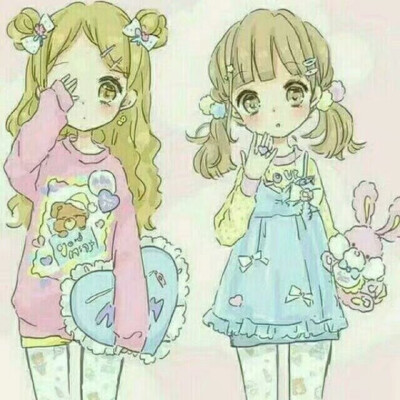 二次元 少女 双人 可爱 萝莉 左边女孩:褐色卷发 蓝色抱枕 粉色长袖