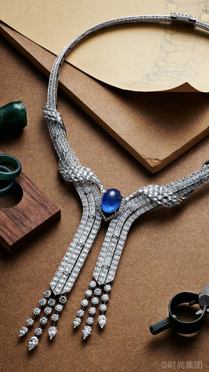 造物匠心纯粹的流畅线条一丝不苟,背后的极致工艺深藏不露.@芭莎珠宝