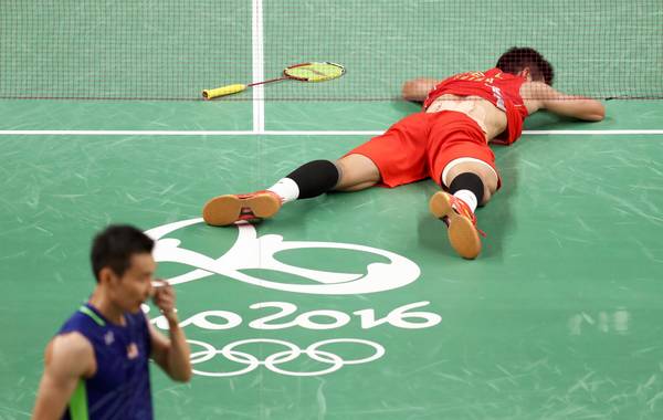 凤凰体育讯 2016里约奥运会羽毛球男单决赛,谌龙2-0李宗伟