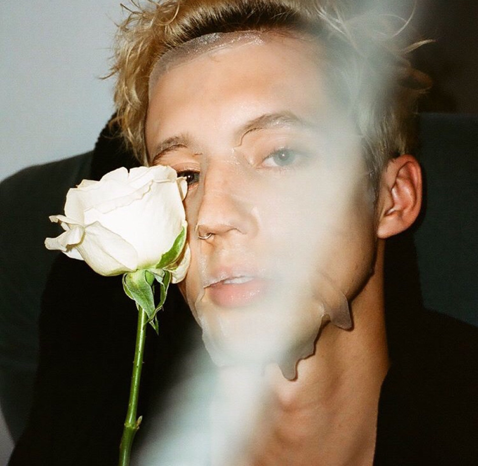 戳爷 头像 壁纸via:ins troye sivan