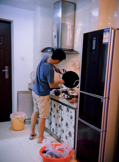 男人厨房做菜背影图片图片