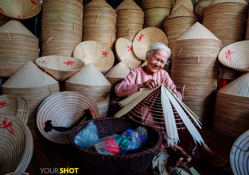 越南斗笠在越南的tay ninh,一名女工正在制作帽子,这种帽子名为笠帽