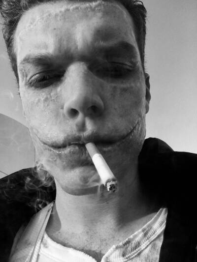 小丑抽烟壁纸灰色图片
