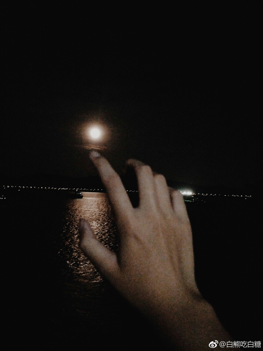 手捏月亮的唯美图片图片
