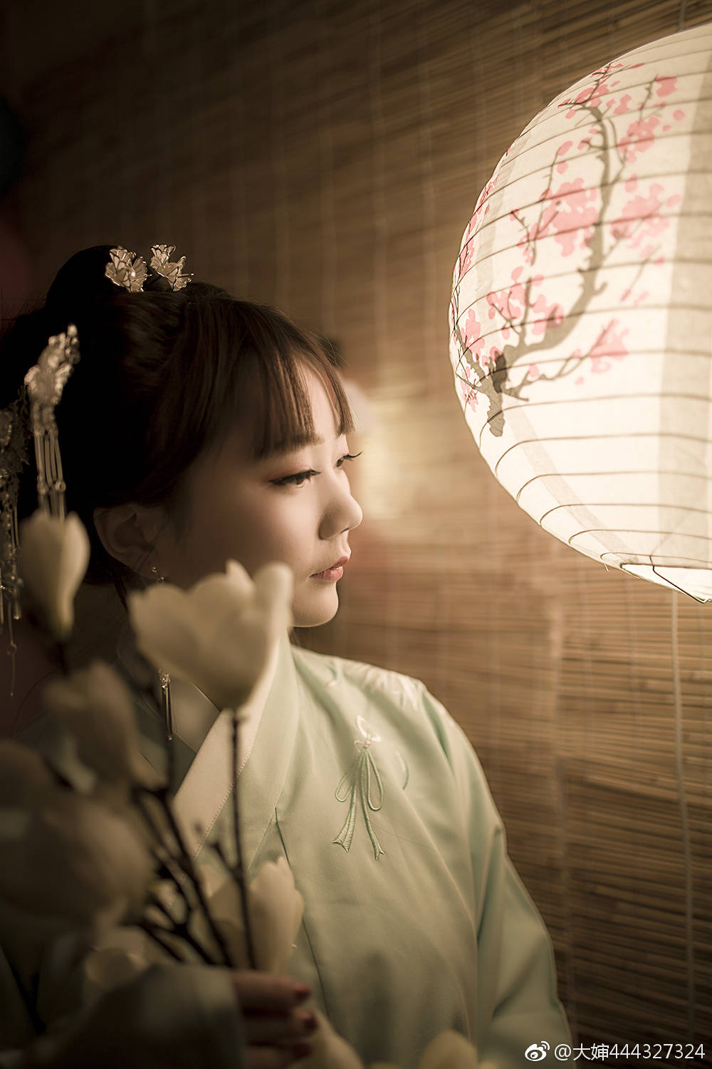 抚琴赏月,拈花饮酒人生快事,哪管情愁.摄影:@大婶444327324