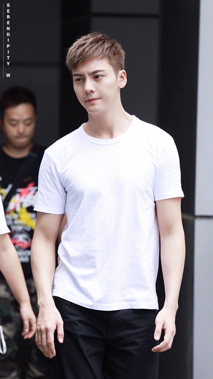 【陈伟霆 william chan】180710 风暴舞 李俊杰 探班 1298 x 2307 px