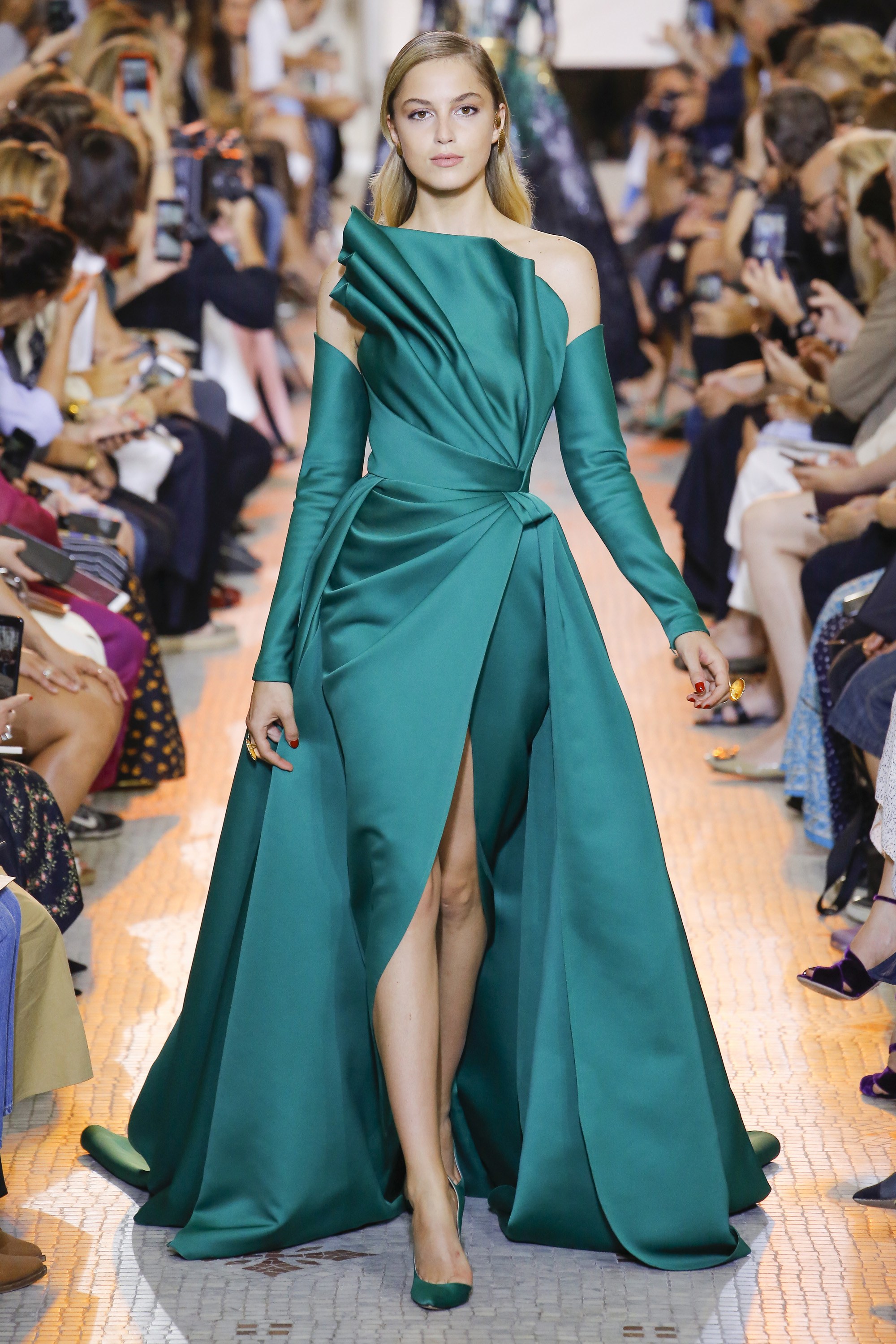 elie saab(艾莉·萨博)2018秋冬高级定制发布秀 模特:kristina cincur