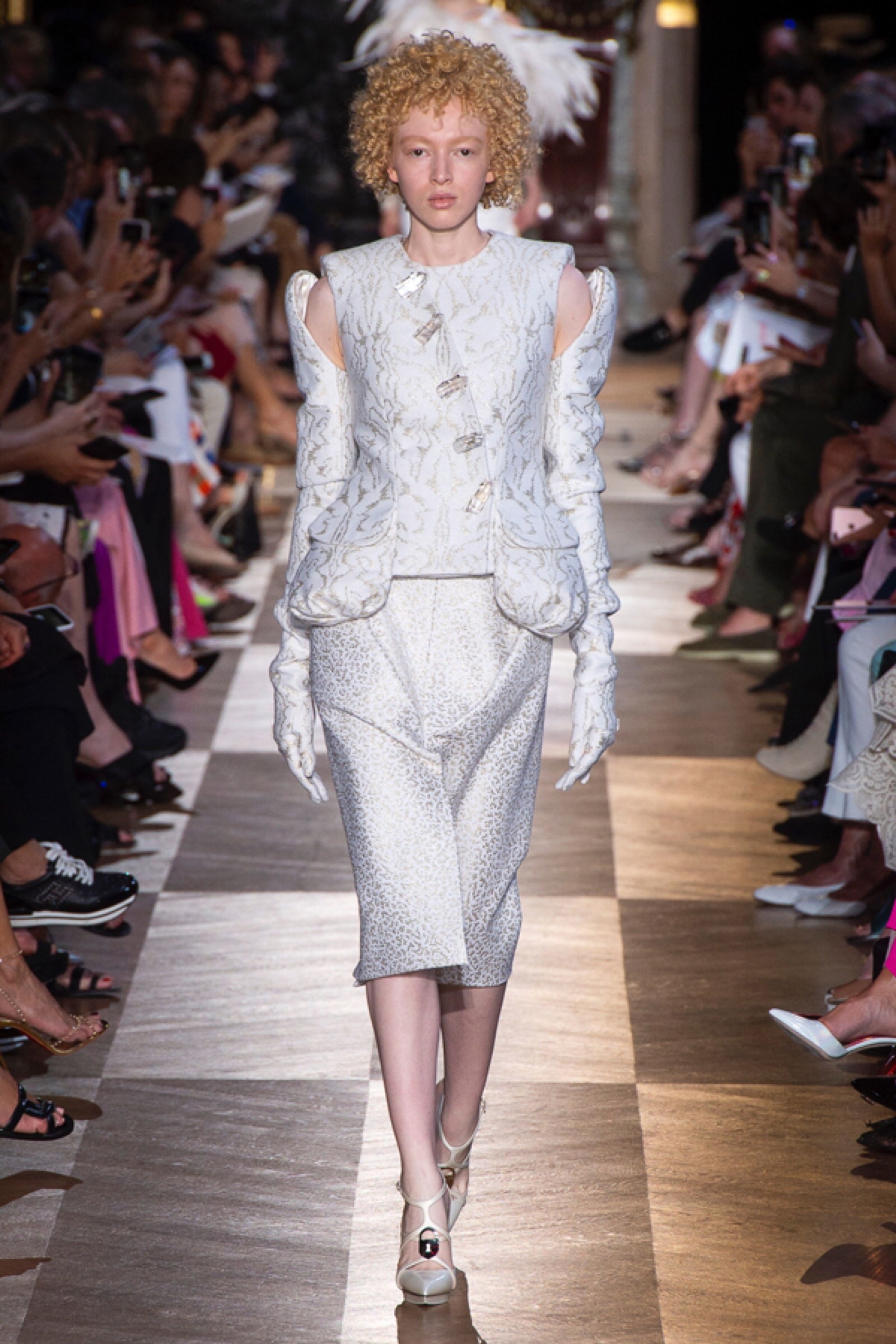 法国时尚品牌 schiaparelli(夏帕瑞丽)于巴黎高定时装周发布2018秋冬