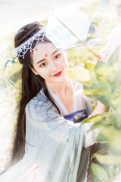 料想花神闲戏击,误随风起坠繁枝.出镜:@pan倩--- 摄影后期:@是梦璃呀