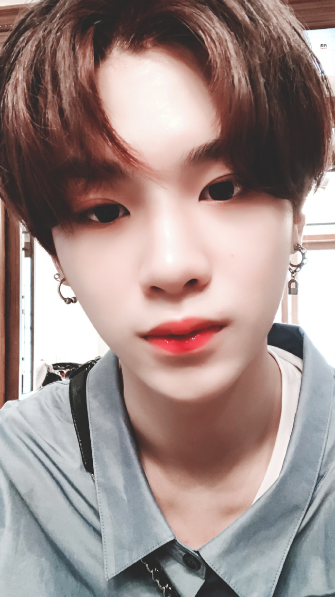 卑微的贾母十分羡慕tin宝 justin黄明昊