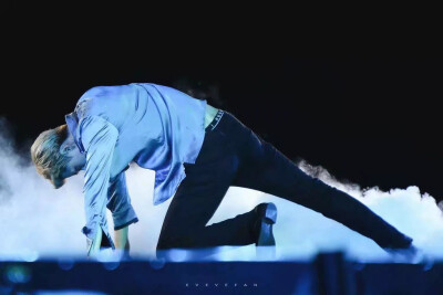 吴世勋演唱会背影