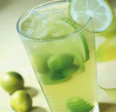 金桔7个,青柠檬,绿茶/绿茶包,话梅1粒,蜂蜜,盐做法: 1.