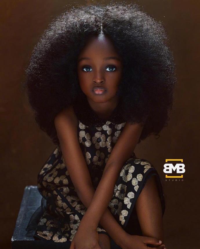 jare,一个来自尼日利亚的五岁小姑娘的照片在被摄影师分享到ins后