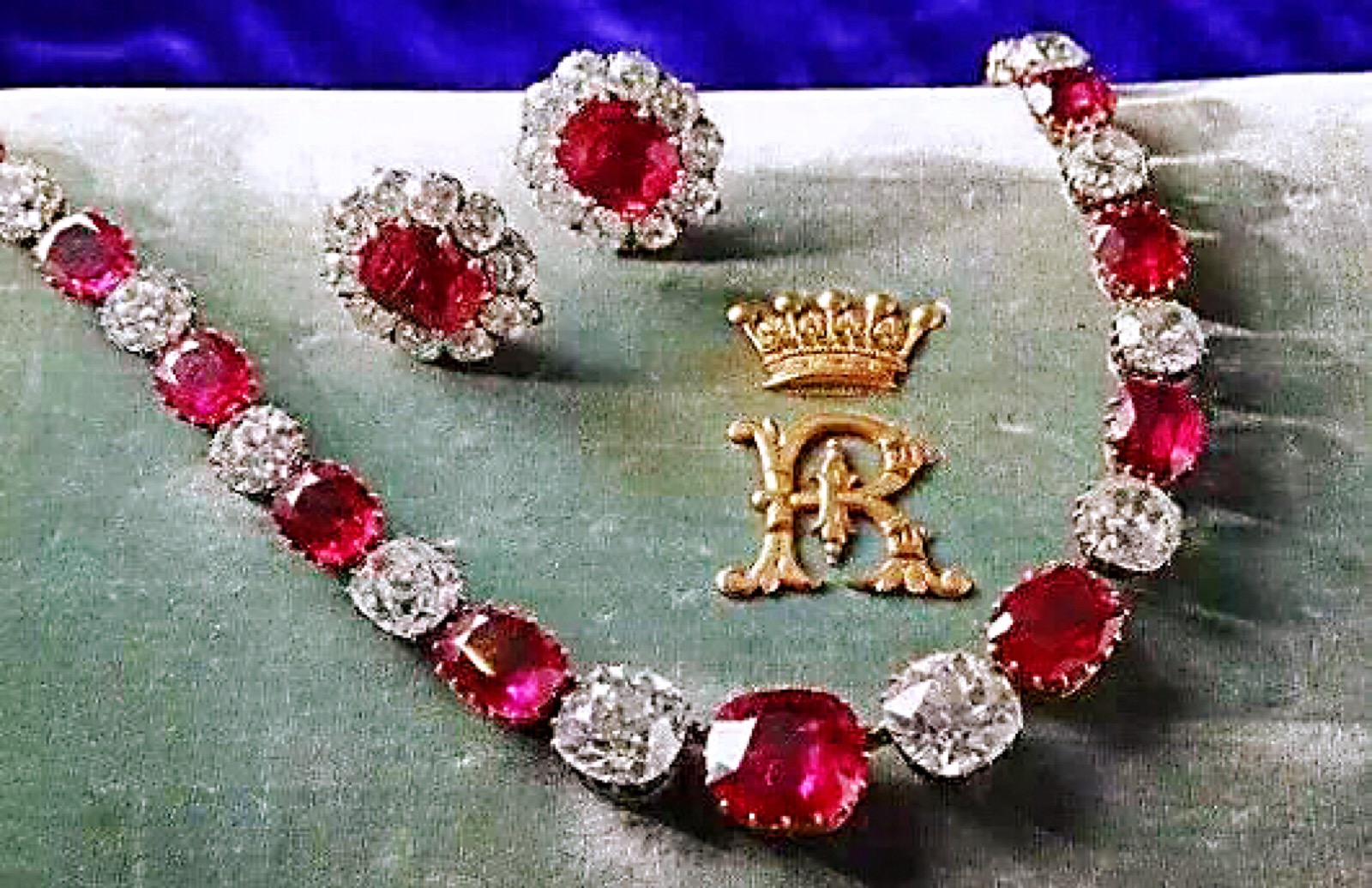 王室的红宝石套装图片