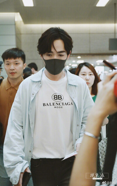 朱一龙录制快本 长沙机场