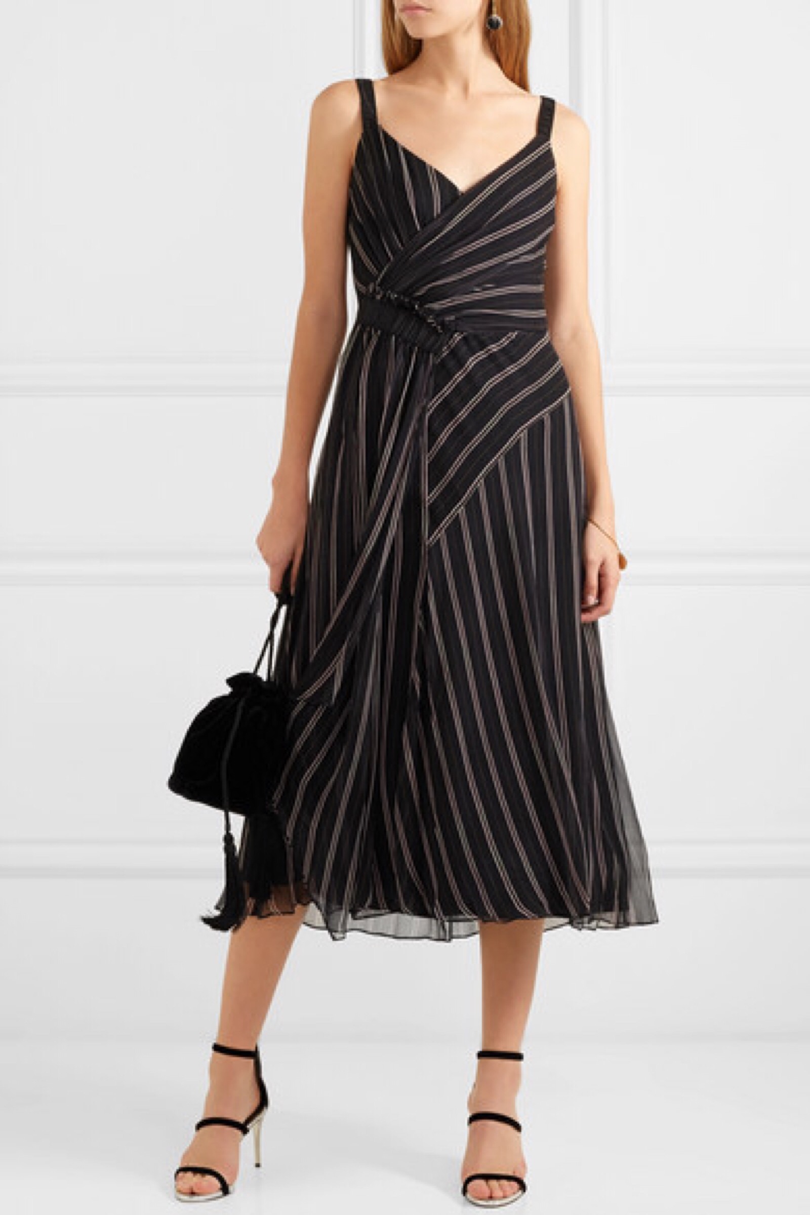 它印有水彩画般的条纹,上身采用了围裹效果设计,腰间饰有褶皱,配合外