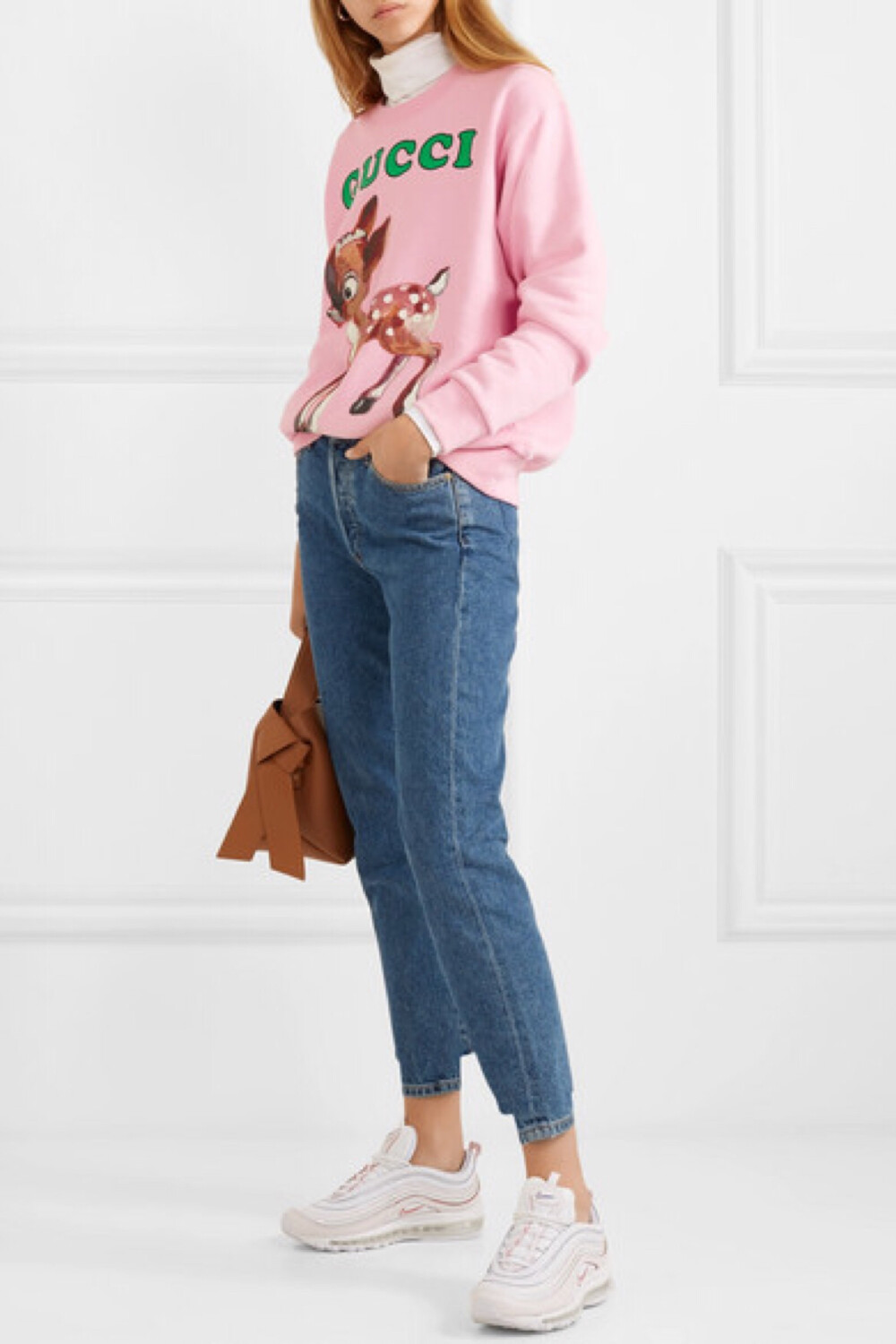 若要概括她的作品风格,三词足矣:"色彩缤纷,天真浪漫,诗情画意".