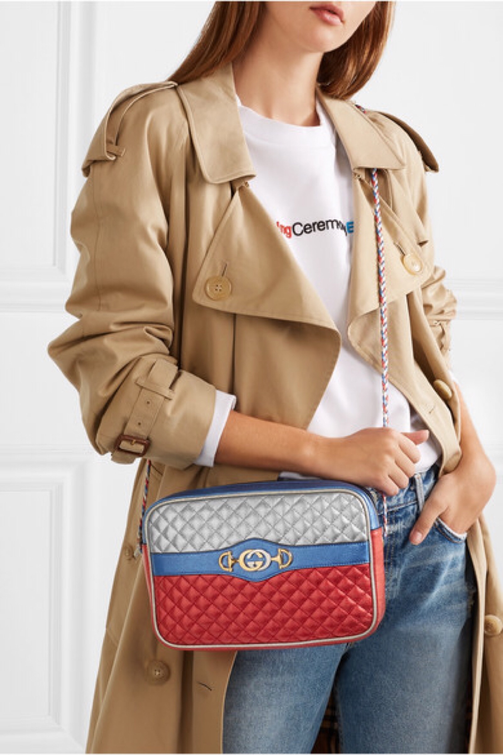 闪烁纹理元素贯穿 gucci 2018 秋冬系列,从发光水晶,大幅亮片到金属