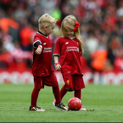 利物浦背景图两个小孩图片