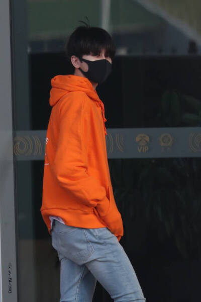 橙色衣服蔡徐坤