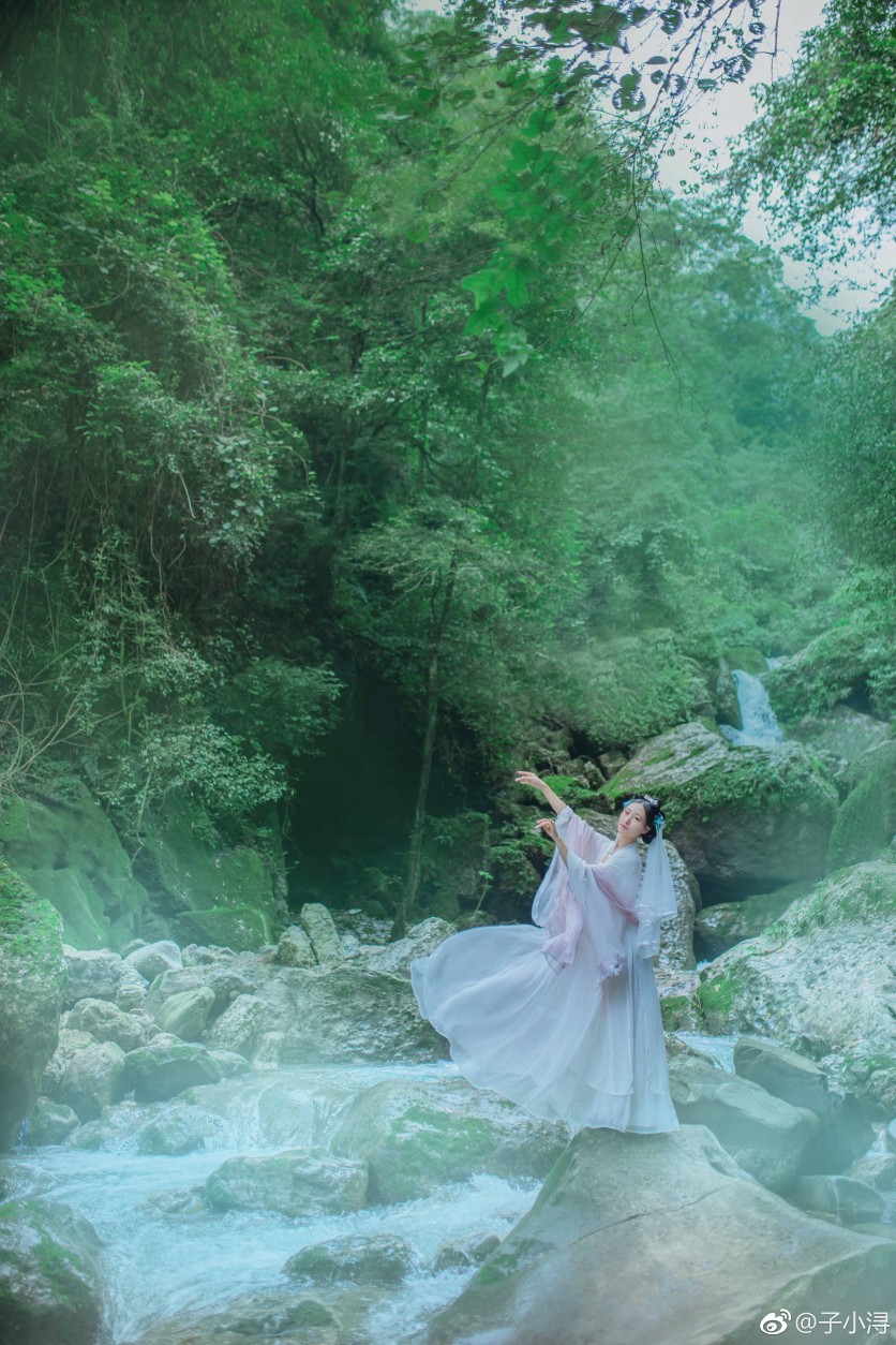 【蒹葭】蒹葭苍苍,白露为霜.所谓伊人,在水一方.溯洄从之,道阻且长.