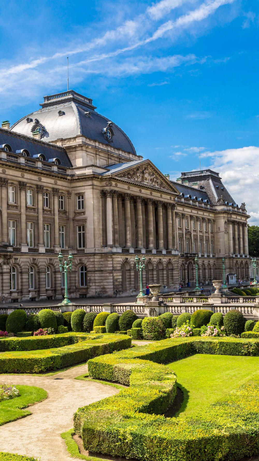 布鲁塞尔皇宫,比利时最雄伟的建筑,大理石的建筑上布满了浮雕,气势