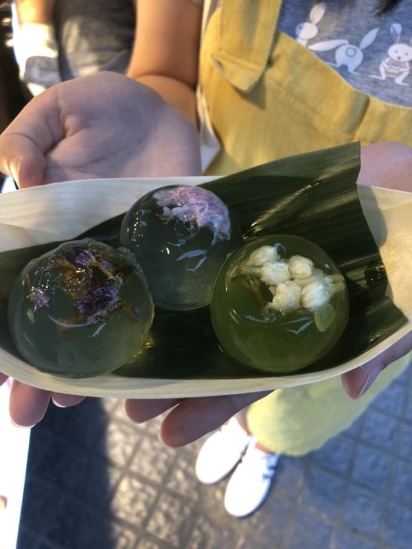 这个叫什么来着,忘了,也是在成都,真好看,吃起来像果冻一样,吸溜﹌