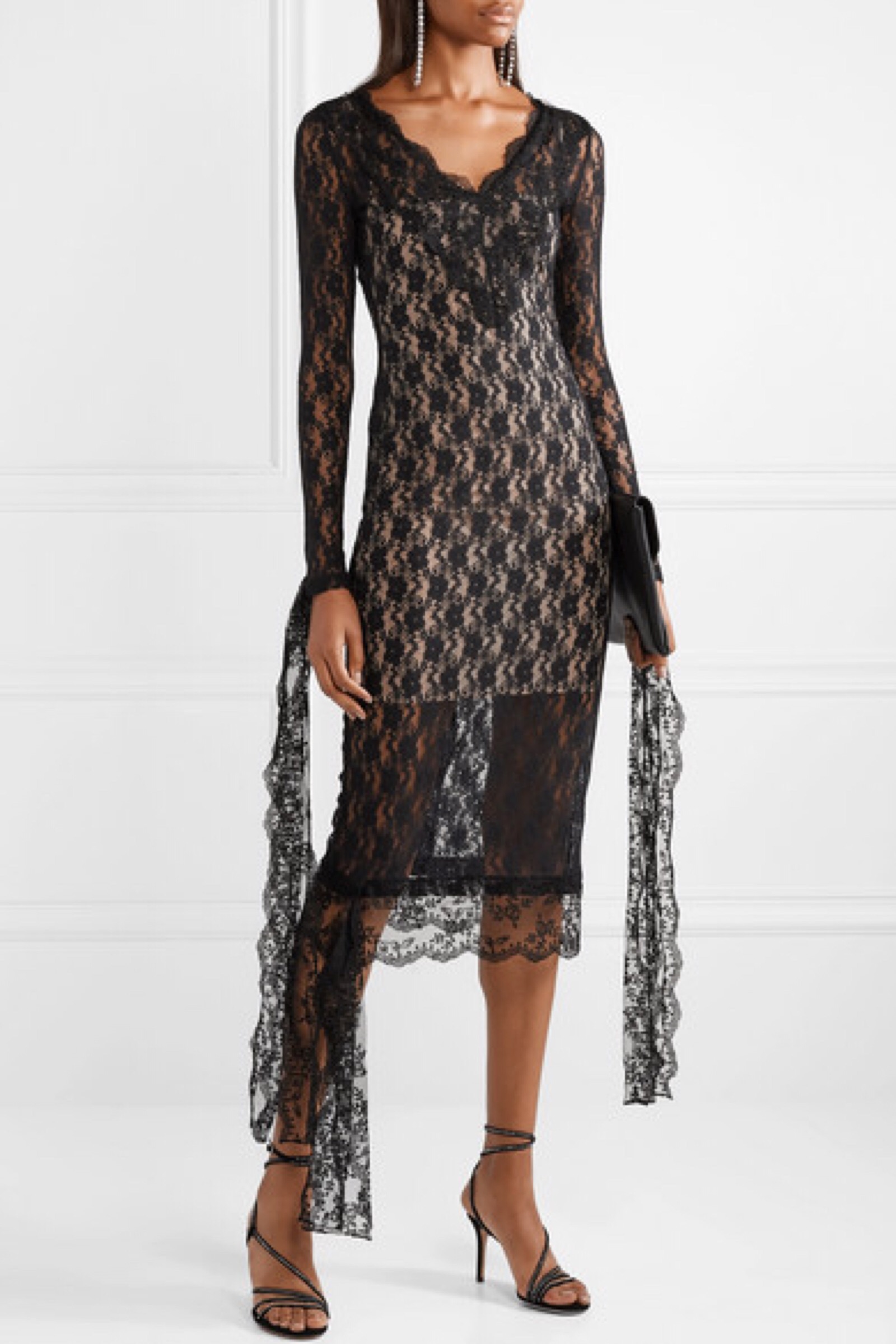 廓形修身,v 领可尽展动人的锁骨线条,袖口和裙摆处都饰有灵动的系带