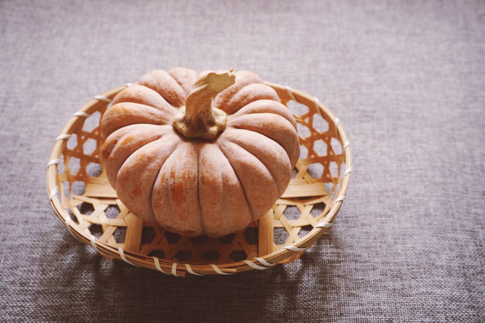 一只形状像一顶皇冠一样的漂亮南瓜