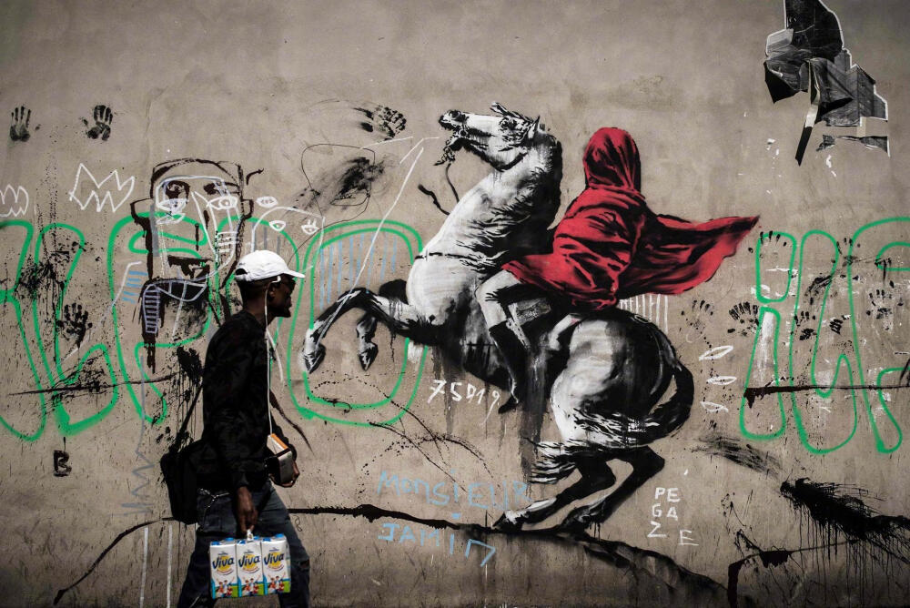 banksy街头艺术作品,他是一位匿名的英国涂鸦艺术家,社会运动活跃份子